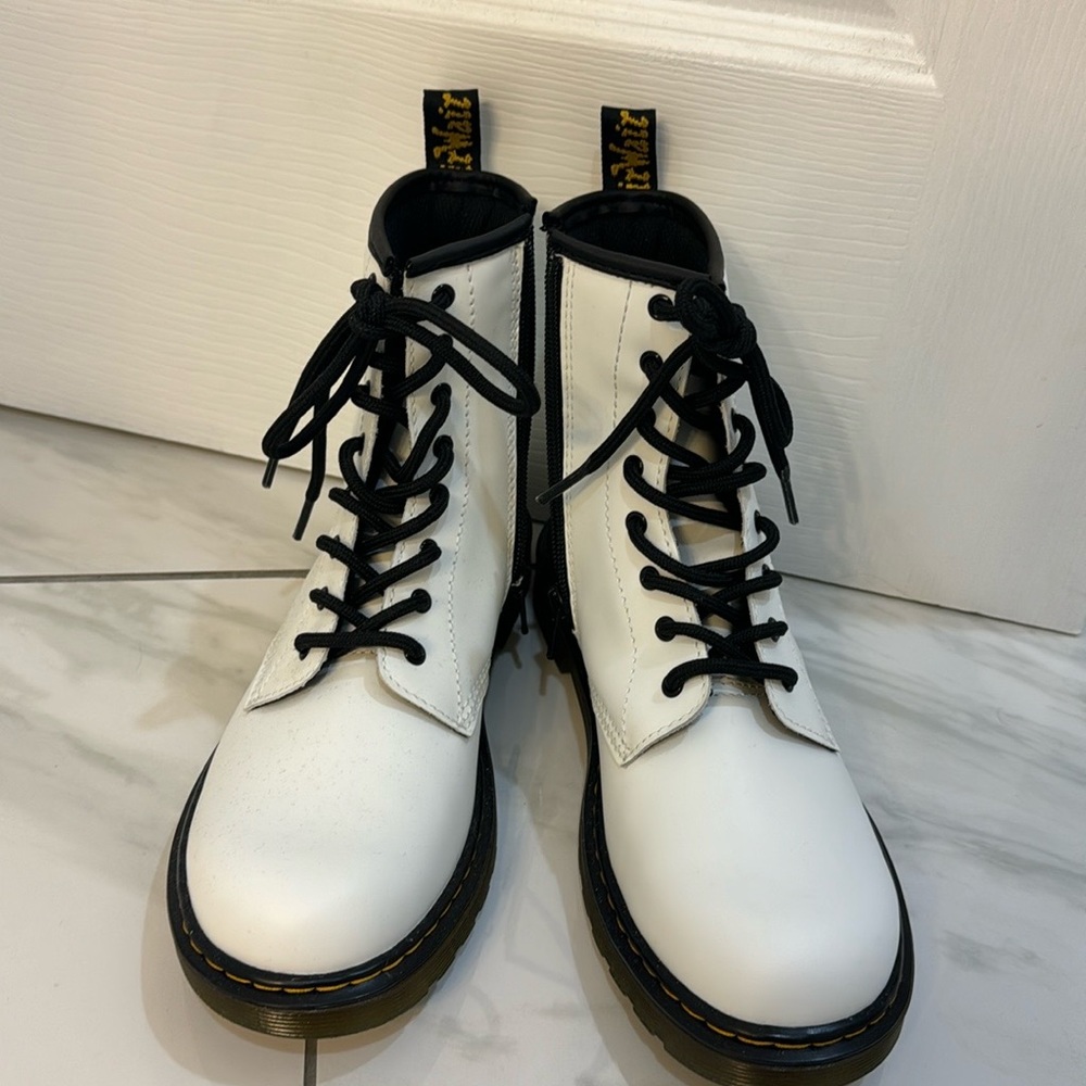 Dr Martens 1460 WOMEN'S SMOOTH LEATHER LACE UP BOOTS